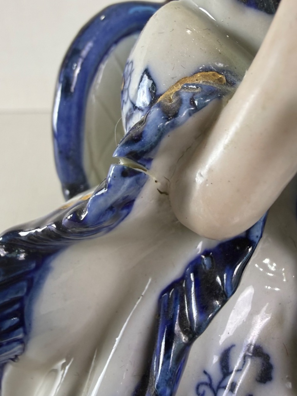 Blue & White Porcelain Lady Figurine Seated Woman Reading Delft Style Gold Trim - Picture 10 of 11